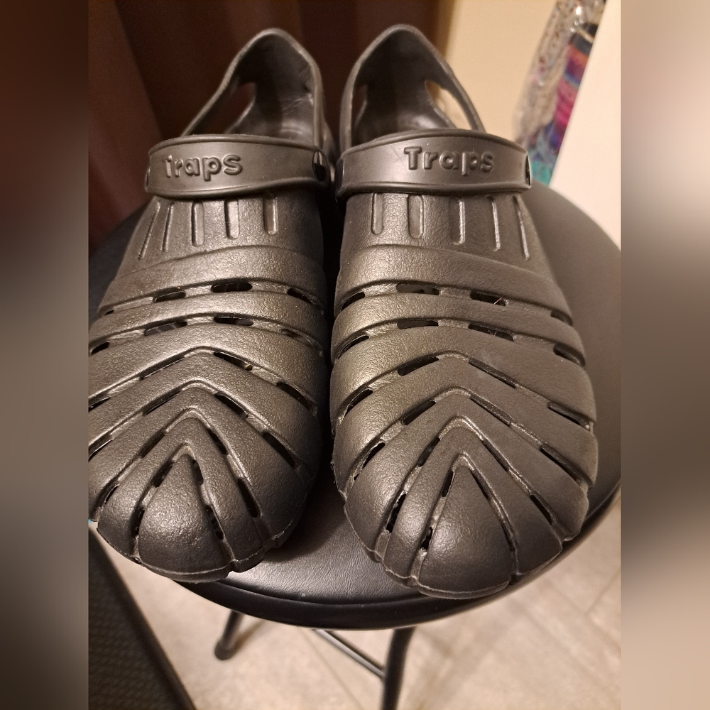 Traps Shoes Size 9 Worn Once Black